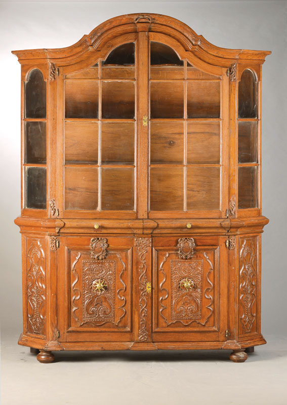 Bergische Vitrine, um 1800, Eiche massiv, 2 -teilig, Aufsatz alt verglast, 2-türig mit Einlegeböden, 3-seitig verglast, Mittelteil mit ...