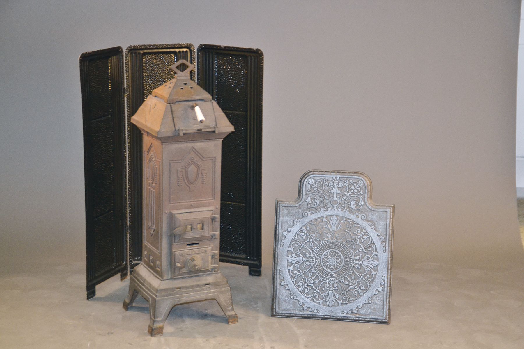 Kanonenofen, Marke Felix 60, deutsch, um 1920, Art-Deco, abstrakte Ornamentik, Funktion nicht geprüft, Ofenschirm mit zugehöriger verzierter ...