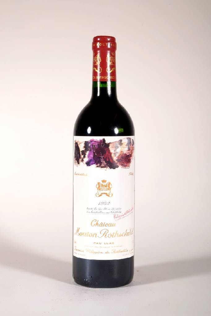 12 Flaschen 1992 Chateau Mouton Rothschild, Pauillac, je ca. 75 cl, 12,5 % Vol., Füllstände: je ca. into neck, unverkostet, hervorragende ...