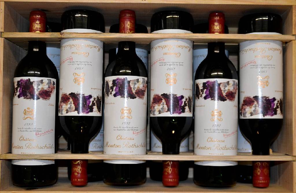 Detail a: 12 Flaschen 1992 Chateau Mouton Rothschild, Pauillac, je ca. 75 cl, 12,5 % Vol., Füllstände: je ca. into neck, unverkostet, hervorragende ...