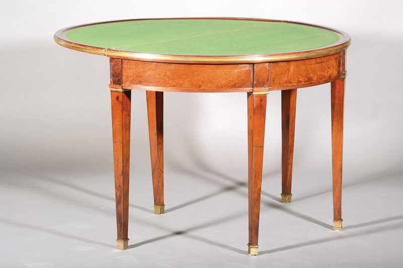 Spieltisch / Halbmondtisch, südwestdeutsch, wohl Mainz, um 1820, Pyramidenmahagonifurnier, Messingprofile an den Plattenkanten, Messingschühchen, ...