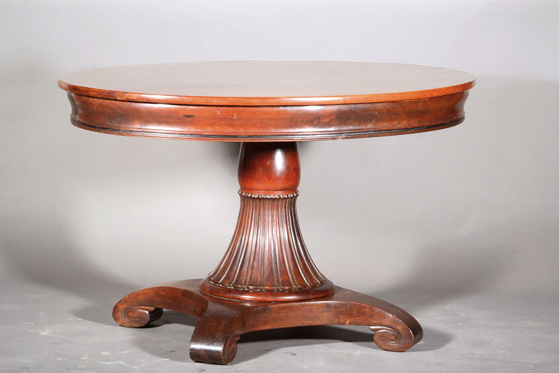 Salontisch, deutsch, um 1840, Mahagoni, Platte später, 4-fach eingezogene und l. gewölbte Sockelplatte, Schaft fein gerippt, H. ca. 76 cm, Platte ...
