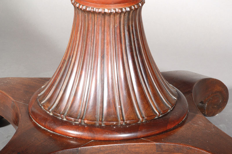 Detail a: Salontisch, deutsch, um 1840, Mahagoni, Platte später, 4-fach eingezogene und l. gewölbte Sockelplatte, Schaft fein gerippt, H. ca. 76 cm, Platte ...