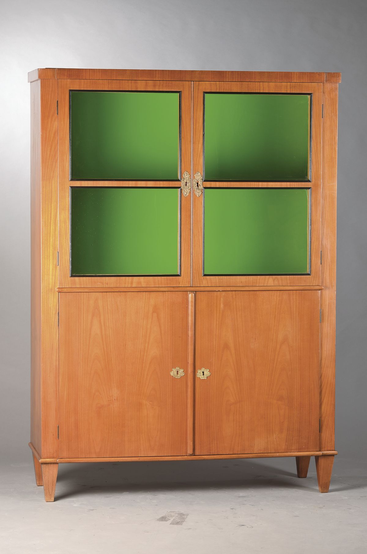 Vitrine, deutsch, um 1900/10, Kirschbaum, im Biedermeierstil, 4-türig, 2 obere Türen alt verglast, Innen Einlegeböden, ca. 179x127x44 cm