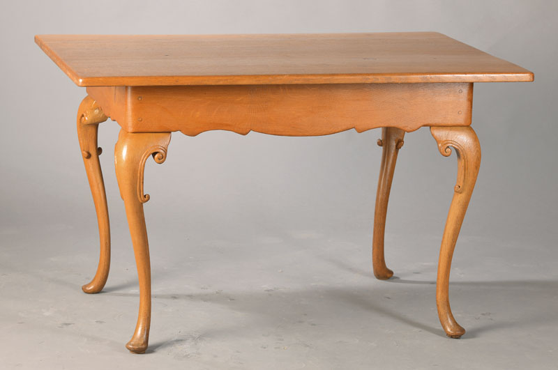 Barocktisch, süddeutsch, um 1770, Eiche massiv, Gestell vielfach geschweift mit ausgearbeiteten Voluten, geschweifte Zarge, Platte sek., ca. ...
