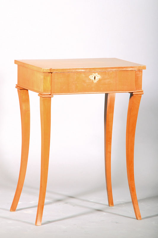 Biedermeier-Nähtisch, deutsch, um 1900, Kirschbaumfurnier, elegante Säbelbeine allseitig ausgestellt, Kasten mit 4-fach Kantprofil, 1-schübig, ca. ...