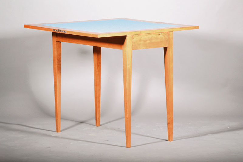 Spieltisch, süddeutsch, um 1820, Kirschbaum furnier, konische Vierkantbeine, Platte dreh- u. aufklappbar, Spielfläche mit Stoff bezogen, Platte ...