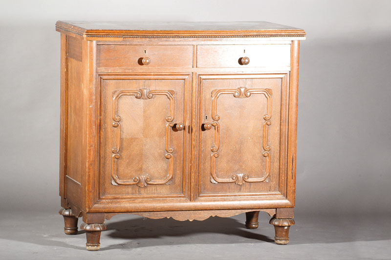 Art-Deco-Buffet, deutsch, um 1920, Eiche massiv, auf Rahmen gearbeitet, Perlleiste, 2- schübig u. 2-türig, schwere Qualität, Alterssp., ca. ...