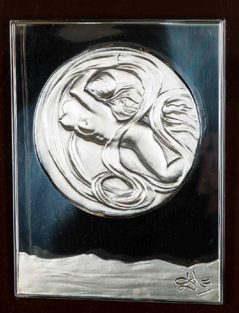 Salvador Dali, 1904-1989, Eva Spaziale, Relief aus 925er Silber, verso auf Etikett bezeichnet: Dali, ca. 22x16,8 cm, im Glaskasten