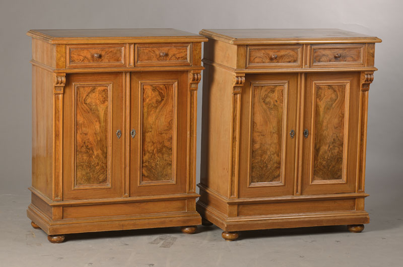 Paar Pilsterschränkchen, deutsch, um 1880/90, Nussbaumfurnier, Weichholzkorpus, Wurzelnussfurnier-Felder, 1 Schrank 1-schübig,2-türig, 1 Schrank ...