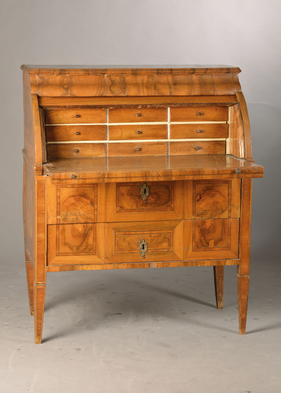 Zylindersekretär, deutsch, um 1800, Nussbaum-/Wurzelnussfurnier auf Weichholzkorpus, Rollklappe mit Medaillonmarketerie, Innenleben 6-schübig mit 3 ...