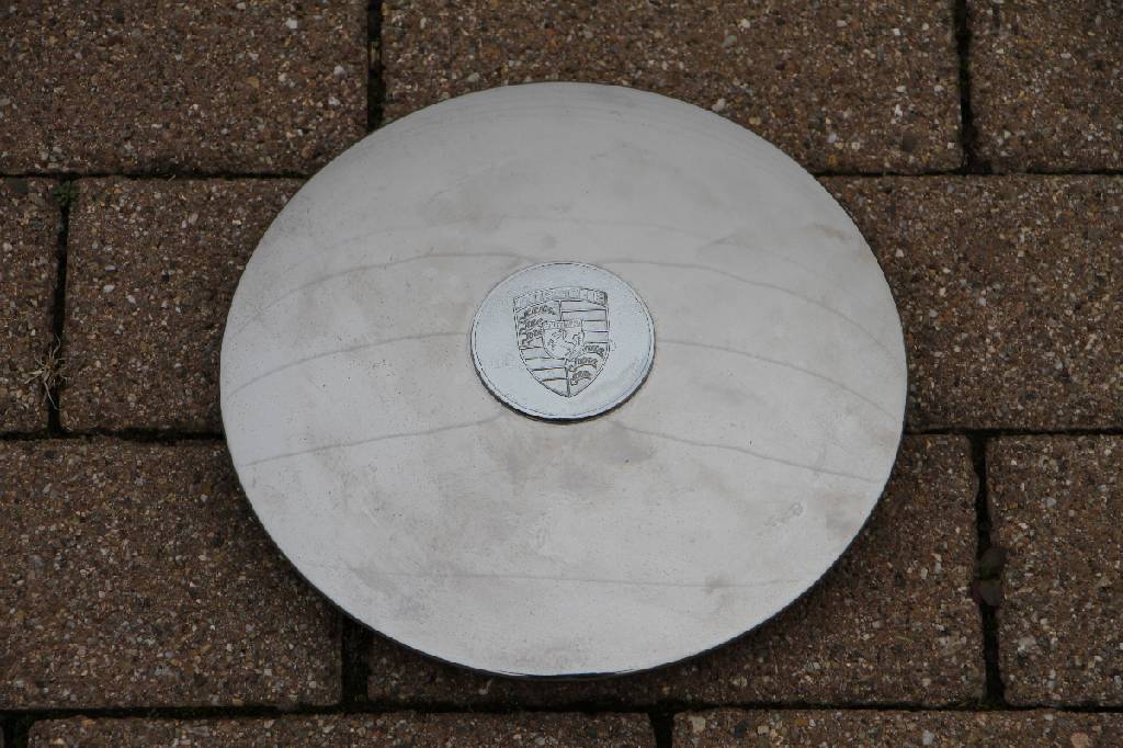 Detail a: Konvolut 4 original Porsche Radkappen, wohl für Porsche BJ 1965, Metall verchromt, gut erhalten, gebrauchter Zustand, D. ca. 23 cm, D. Innen ca. ...