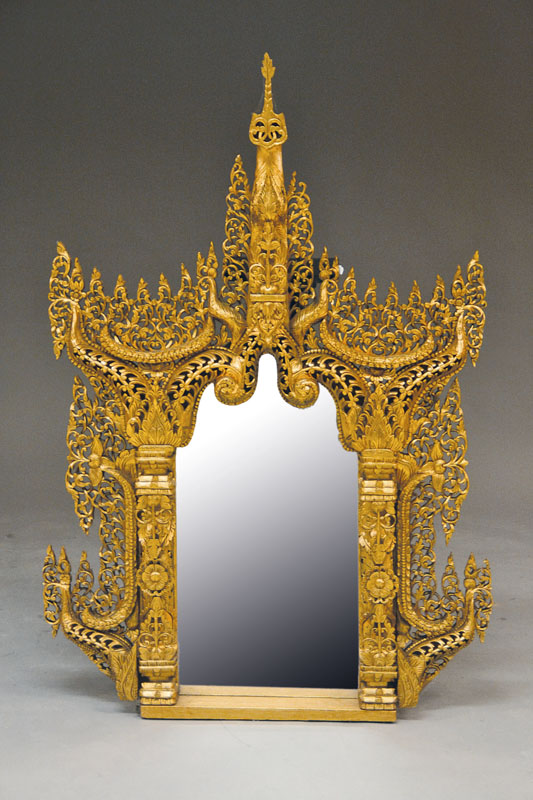 Grosser Prunkspiegel, Südostasien, 2.H.20.Jh., Holz, aufwendige Schnitzerei, reiche Ornamentik und Blumen, vergoldet, ca. 154x103 cm, besonders ...