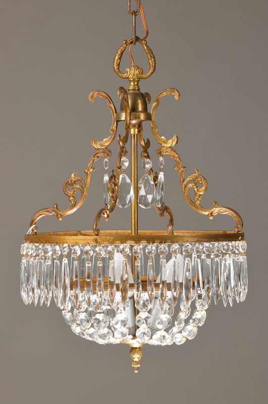 Klassizistische Deckenlampe, deutsch, 70er Jahre, 3 Brennstellen, Messinggestell vielfach geschwungen, unterschiedlicher Press-Glas- Behang, ...