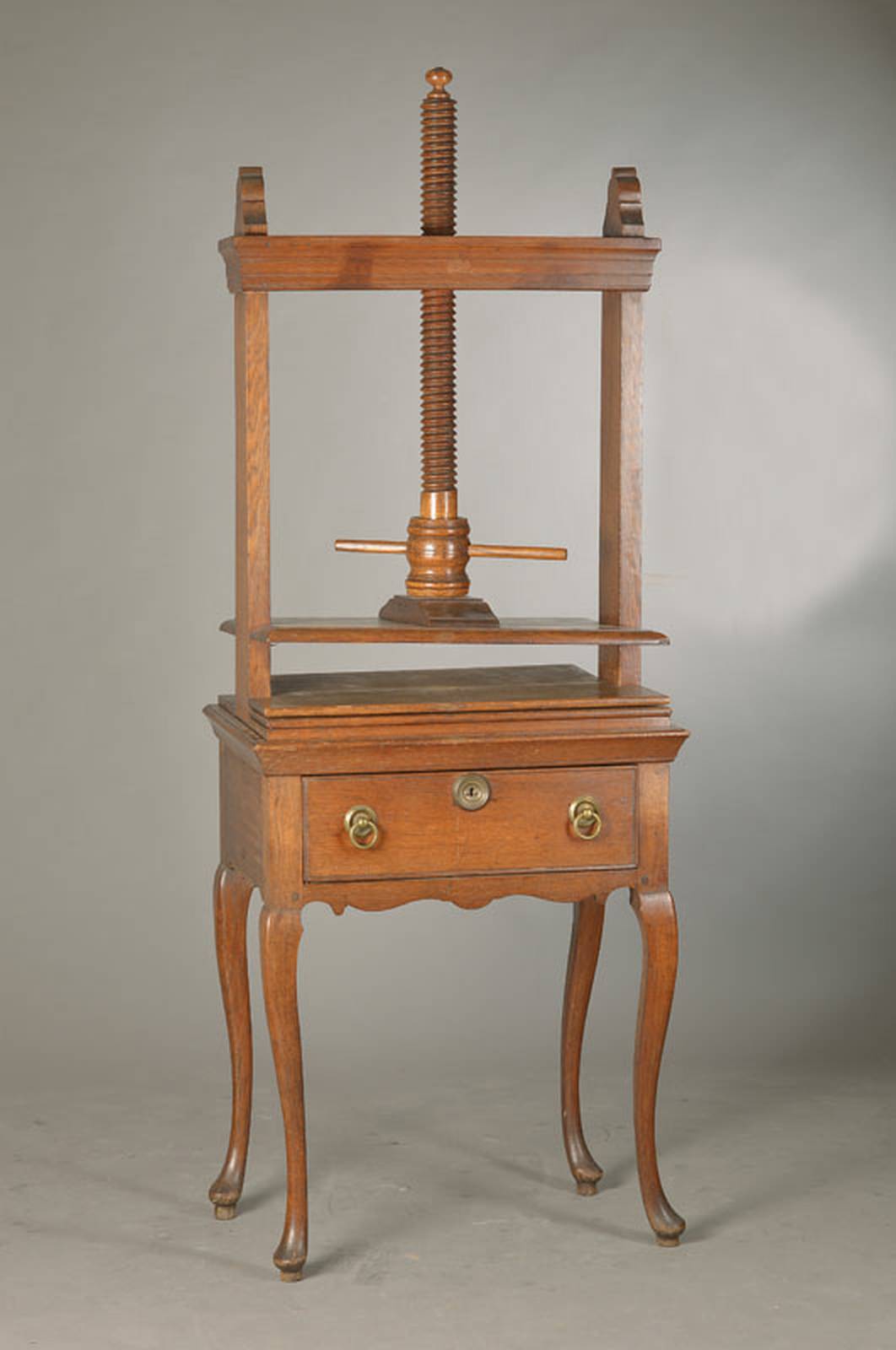 Leinenpresse, England, um 1750/60, Eiche massiv, hohe geschweifte Beine ca. 194x73x50 cm