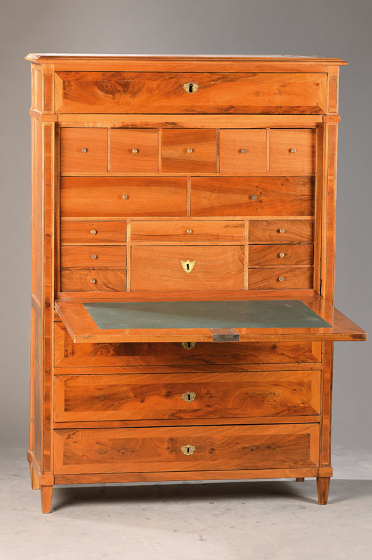 Standsekretär, süd-südwestdeutsch, um 1870/80, Nussbaumfurnier auf Weichholzkorpus, Kopfschub, abklappbare Schreibplatte mit 15 furnierten ...