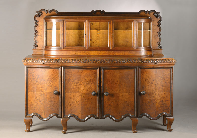 Aufsatzbuffet, deutsch, um 1910/15, Birkefurnier, 4-türig, Innen mit Schüben, vielfach geschweifte Profilleisten, orig. Knaufe, Aufsatz mit ...