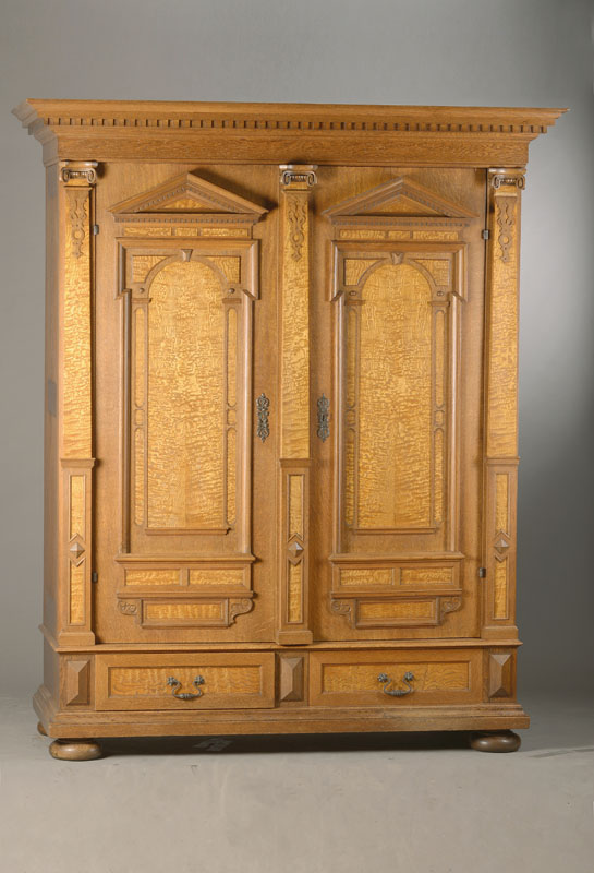 Hochwertiger Dielenschrank, deutsch, um 1870/75, Gründerzeit, Neu-Renaissance, Eiche massiv, Eschemaserfurnier, 2-türig, 2 Sockelschübe, 3 ...