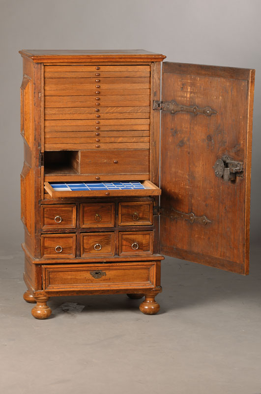 Barockes Kabinett, süddeutsch, wohl Würzburg um 1720, im 19.Jh. zum Münzschrank umgebaut, Nussbaum, gefeldert mit Kissenfüllungen, Innen6 alte ...