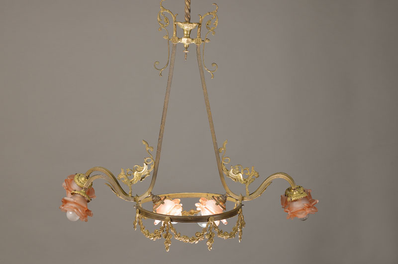 Deckenlampe, Frankreich, um 1890, Zeittypische Messingkonstruktion, sechs Brennstellen mit sek. rosa Glasschirmen in Form von Rosen, ...