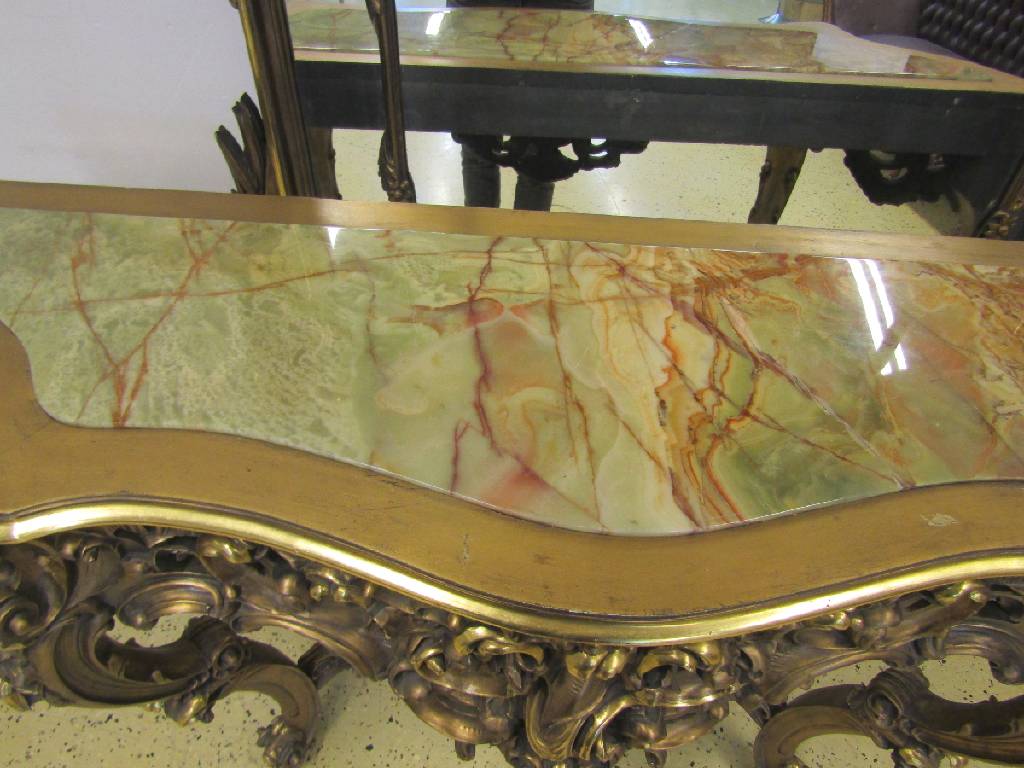 Detail e: Übergroßer Prunk-Konsolspiegel, 20.Jh., Holzverstuckt u. goldfarben gefaßt, im Rokoko- Stil, Konsole in überreicher Rocaillenauffassung, ...