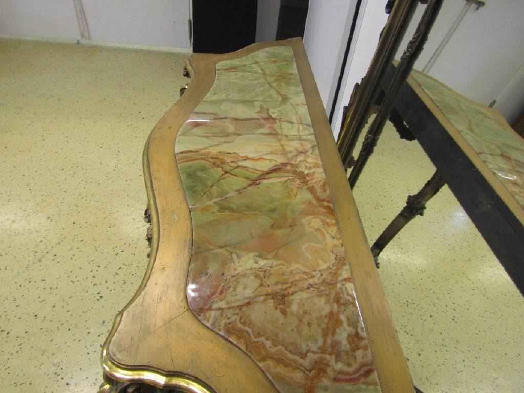Detail f: Übergroßer Prunk-Konsolspiegel, 20.Jh., Holzverstuckt u. goldfarben gefaßt, im Rokoko- Stil, Konsole in überreicher Rocaillenauffassung, ...