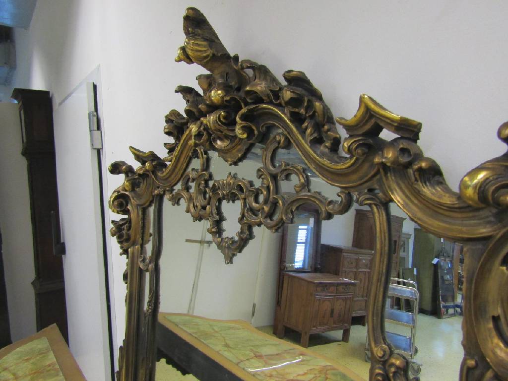 Detail g: Übergroßer Prunk-Konsolspiegel, 20.Jh., Holzverstuckt u. goldfarben gefaßt, im Rokoko- Stil, Konsole in überreicher Rocaillenauffassung, ...