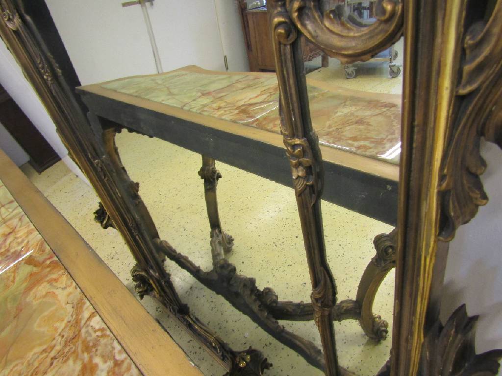 Detail h: Übergroßer Prunk-Konsolspiegel, 20.Jh., Holzverstuckt u. goldfarben gefaßt, im Rokoko- Stil, Konsole in überreicher Rocaillenauffassung, ...