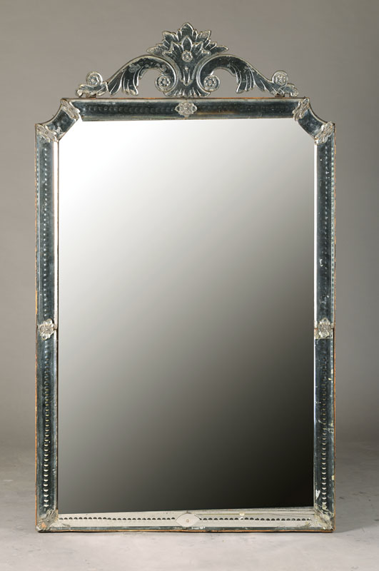 Venezianischer Spiegel, Murano, 1.H.20.Jh., Eichekorpus, voll verspiegelt, mit applizierten geschliffenen Spiegelleisten u. -ornamenten, z.T. blind, ...