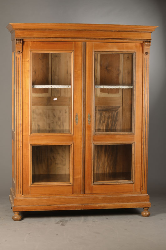 Bücherschrank/-vitrine, deutsch, um 1870/80, Kirschbaum massiv, 2-türig, neu verglast, Innen 2 Einlegeböden, Seiten auch verglast, kannelierte ...
