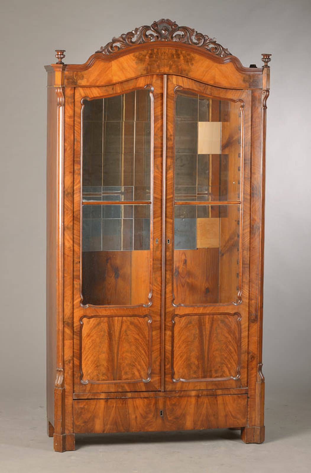 Vitrine, mitteldeutsch, wohl Sachsen, um 1860/70, Mahagonifurnier auf Weichholzkorpus, 2- türig, Sockelschub, Rückwand mit Spiegelkacheln, Innen ...