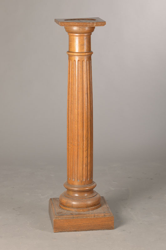 Postament, Eiche massiv, kannelierte Dorische Säule, quadratisches Sockelplatte, getreppt, H. ca. 114 cm, Platten oben ca. 25x25 cm