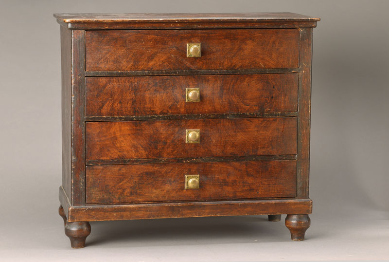 Miniaturkommode, deutsch, Mitte 19.Jh, Weichholzkorpus, Buchefurnier mit dunkler Bierlasur, Wurzelholz imitierend, 4-schübig, Knaufe um 1900, ...