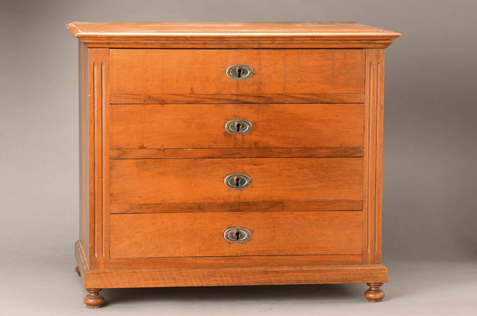 Miniaturkommode deutsch, um 1900, Mahagonifurnier, kannelierte Seitenpilaster, 4-schübig, schwundrissig, ca. 47x56x33 cm