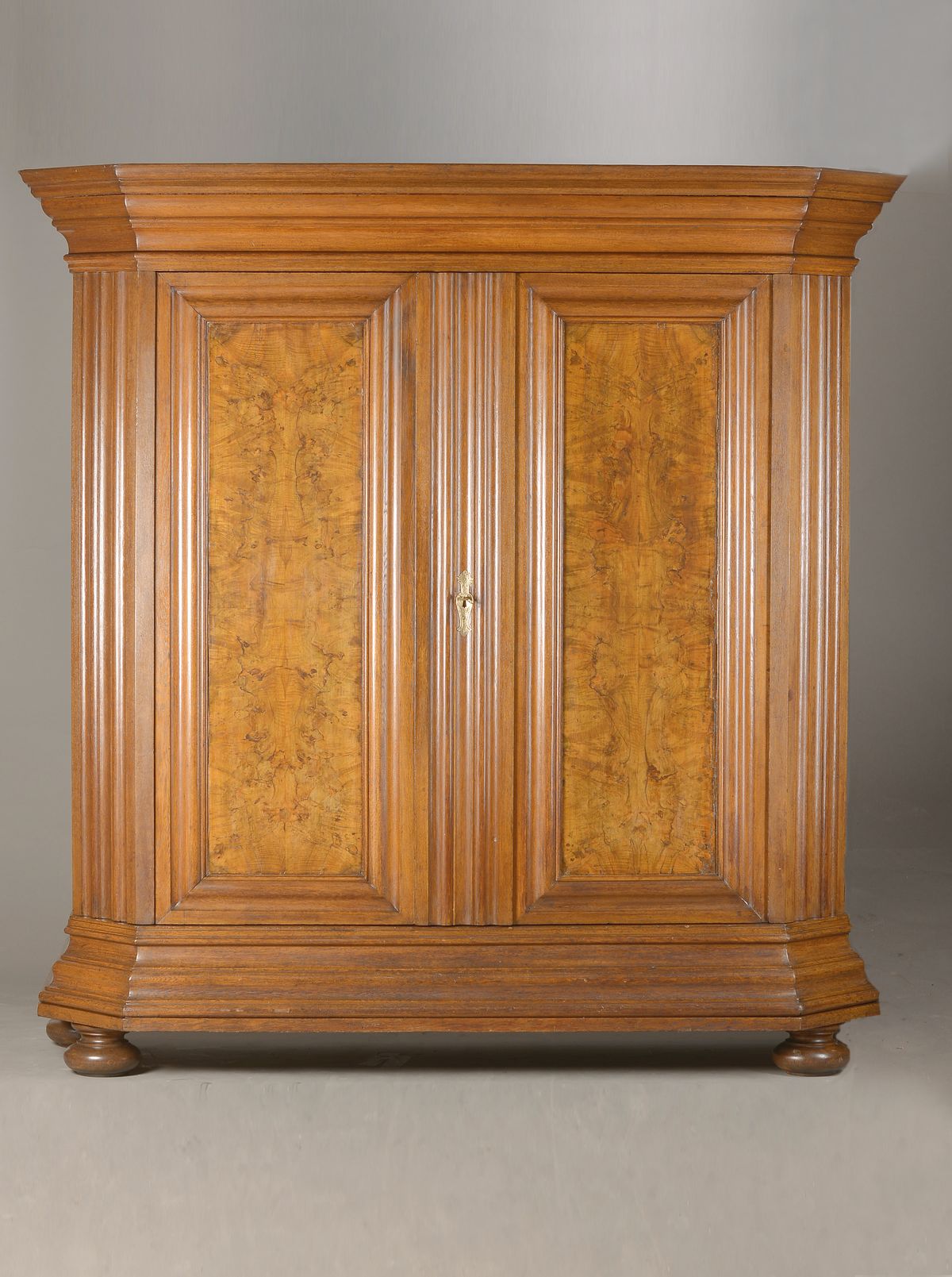 Barockschrank, Südhessen / Marburg, um 1750/60, Eiche u. Nussbaum, Türfüllungen mit auf Kreuzfuge gespiegeltem Wurzelnussfurnier, Rahmen in ...