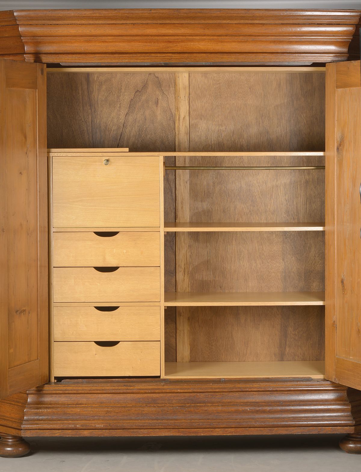 Detail a: Barockschrank, Südhessen / Marburg, um 1750/60, Eiche u. Nussbaum, Türfüllungen mit auf Kreuzfuge gespiegeltem Wurzelnussfurnier, Rahmen in ...
