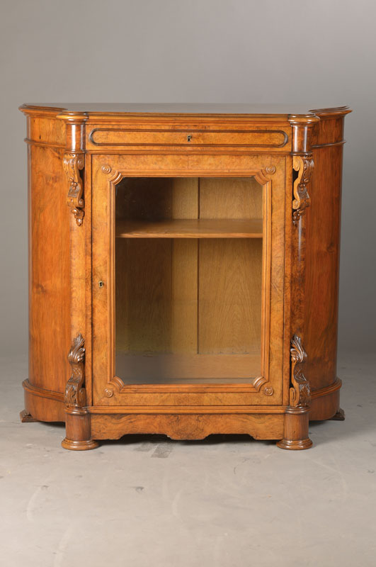Vertiko, deutsch, um 1860/70, Nussbaumfurnier gespiegelt verlegt, Eichekorpus, verglaste Türe, 1-schübig, Schloss def., ca. 101x103x42 cm