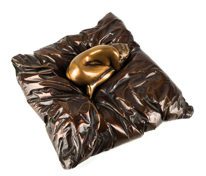 Bruno Bruni, geb. 1935 Gradara, Nel Nido, Bronzeskulptur auf dem Kissen, sign., num. 1110/1250, Kissen ca. 22x22cm, Skulptur ca. 12x9 cm