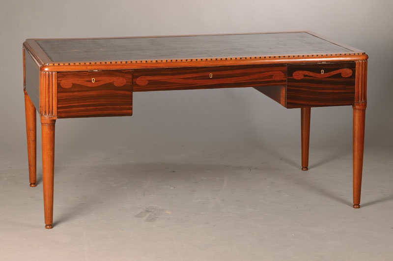 Bureau-plat, Schreibtisch, wohl Frankreich, um1925, Mahagoni (Rosenholz u. Palisander) umlaufend furniert somit frei stellbar, Ecken abgerundet u. ...
