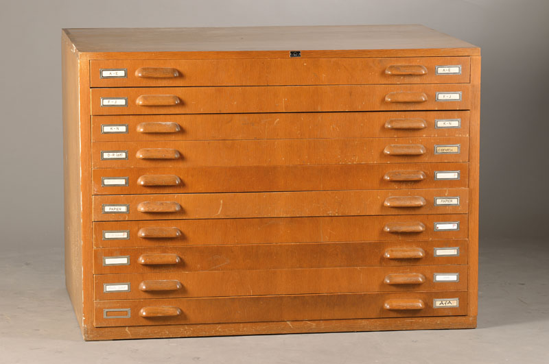 Grafik- /Plan-Schrank, deutsch, 50/60er Jahre, Eichefurnier, 10-schübig mit orig. Griffe u. Beschriftungsfelder, Innenmaße Schubladen 110x74 cm, ...
