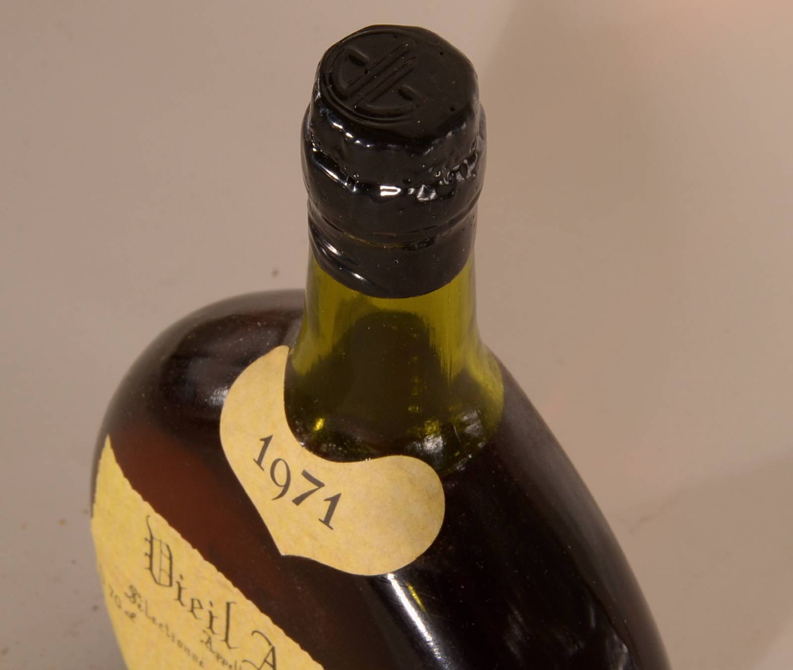 Detail a: 1 Flasche 1971 Vieil Armagnac, Goudoulin, ca. 40 % Vol, ca. 70 cl, Abstand zwischen Kapsel und Armagnac: ca. 4 cm, unverkostet, guter ...