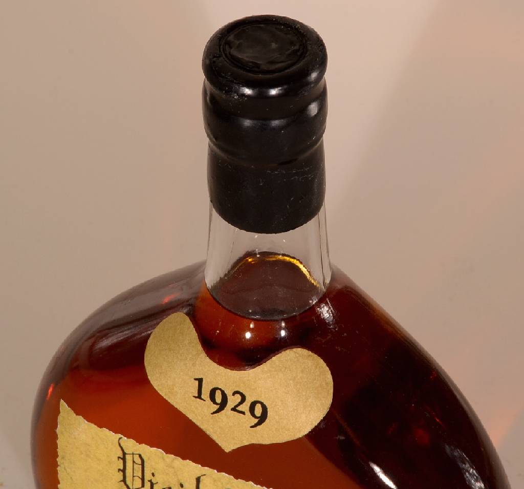 Detail a: 1 Flasche 1929 Vieil Armagnac, Goudoulin, ca. 70 cl, 40 % Vol., Abstand zwischen Kapselwachs und Armagnac: ca. 3 cm, sehr guter Erhaltungszustand, ...
