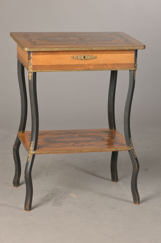 Nähtischchen, wohl Frankreich, um 1850/60, Rosenholz, geschwärzte Beine, Schätzpreis 250-300 EUR, Platten mit feinen Einlegearbeiten, Innenleben ...