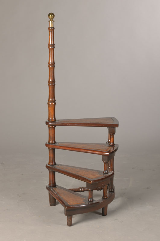 Bibliotheksleiter, wohl England, um 1880-1900, Mahagoni massiv, 4 Stufen, mit geprägtem Leder beschlagen, starr (Stufen sind nicht einklappbar), H. ...