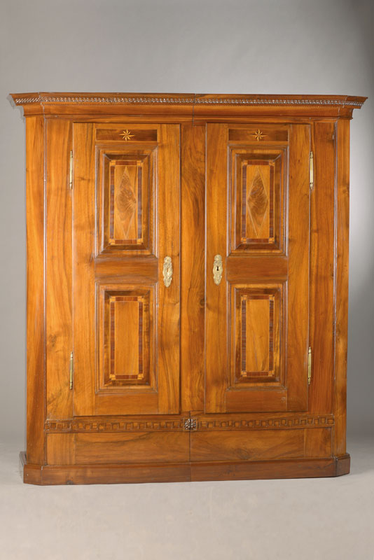 Klassizistischer Dielenschrank, wohl Schwaben, Stuttgart, Ende 18.Jh. Frühes 19.Jh., Spaltschrank, Nussbaum massiv, klassische Intarsienarbeit in ...