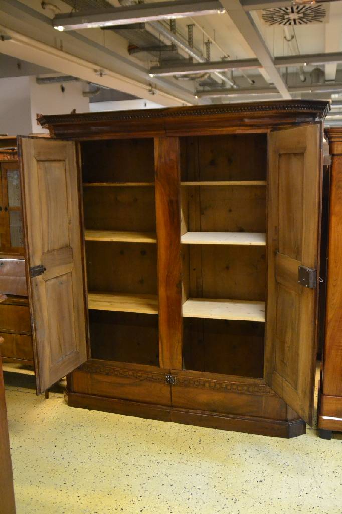 Detail a: Klassizistischer Dielenschrank, wohl Schwaben, Stuttgart, Ende 18.Jh. Frühes 19.Jh., Spaltschrank, Nussbaum massiv, klassische Intarsienarbeit in ...