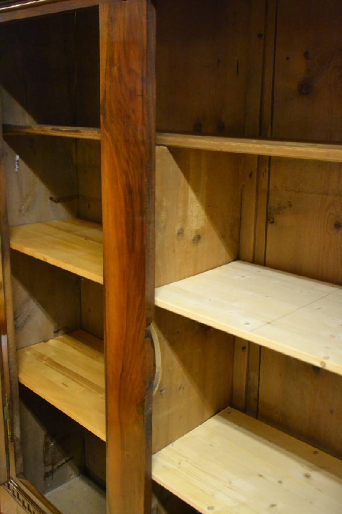 Detail b: Klassizistischer Dielenschrank, wohl Schwaben, Stuttgart, Ende 18.Jh. Frühes 19.Jh., Spaltschrank, Nussbaum massiv, klassische Intarsienarbeit in ...