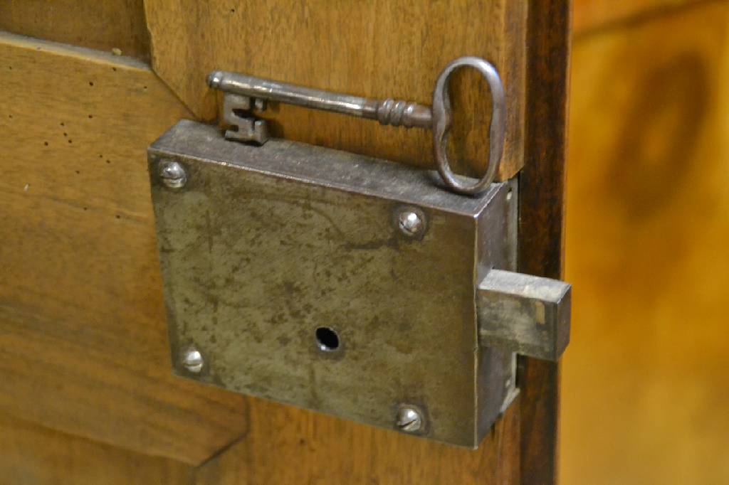 Detail c: Klassizistischer Dielenschrank, wohl Schwaben, Stuttgart, Ende 18.Jh. Frühes 19.Jh., Spaltschrank, Nussbaum massiv, klassische Intarsienarbeit in ...
