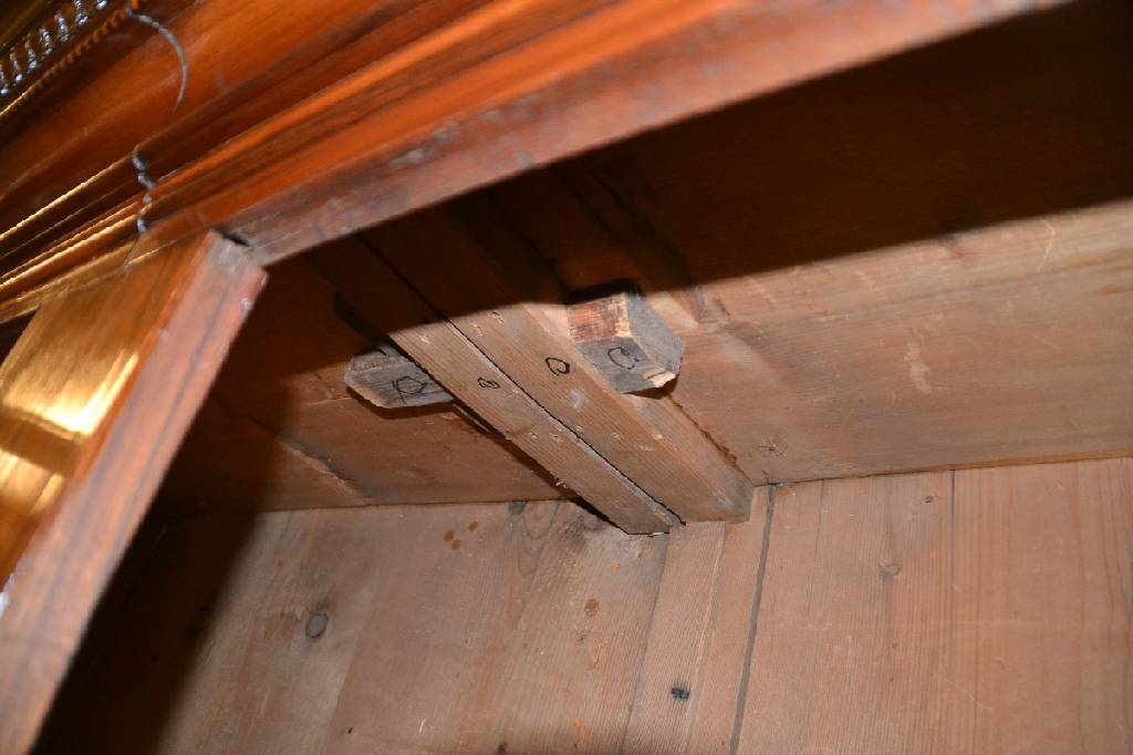 Detail d: Klassizistischer Dielenschrank, wohl Schwaben, Stuttgart, Ende 18.Jh. Frühes 19.Jh., Spaltschrank, Nussbaum massiv, klassische Intarsienarbeit in ...