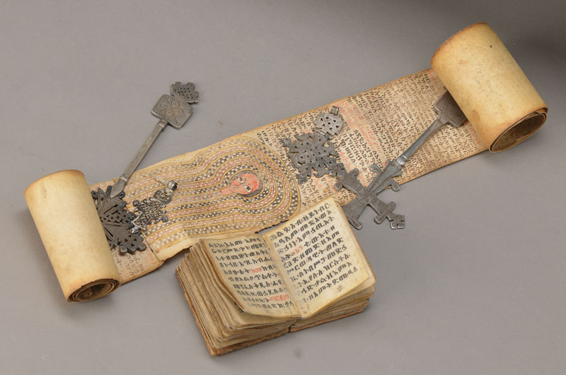 Zwei Kreuze, zwei Anhänger und zwei Handschriften, Äthiopien, 19. Jh., Metall, ca. 22 - 22.5 cm/ 6-8.5 cm, l. besch., Schrift mit roten Initialen ...
